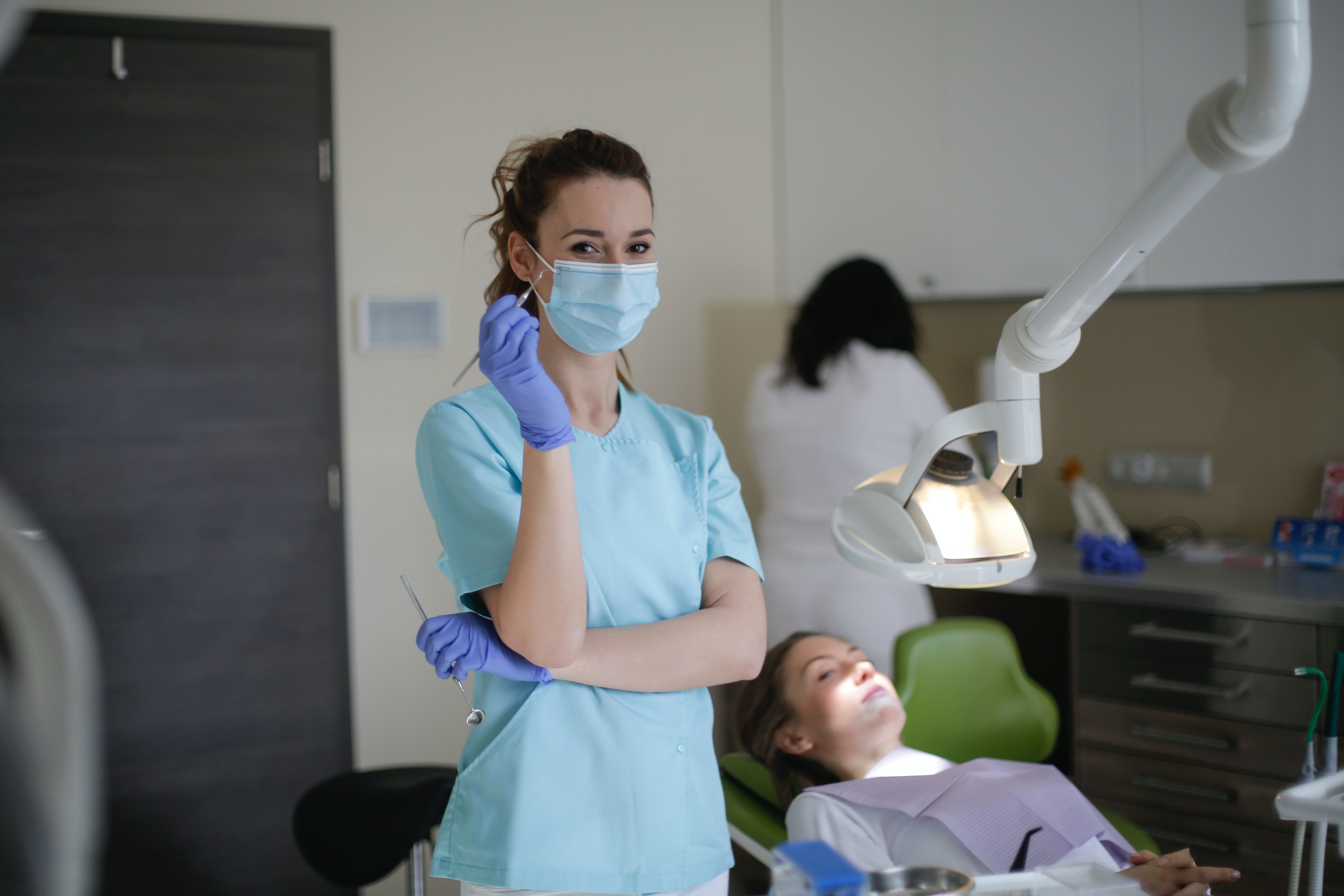 How to become a dental assistant in 2021 and beyond